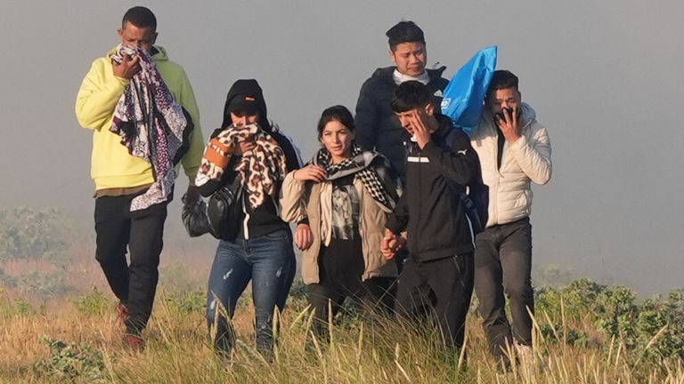 Lidé považovali za migranty, kteří se vynoří z keřů na pláži ve Francii ve Francii poté, co francouzské úřady vypálily slznou plyn. Datum obrázku