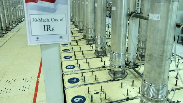 SOUBOR - Tato fotografie vydaná 5. listopadu 2019, organizací atomové energie v Íránu, ukazuje odstředivé stroje v zařízení pro obohacení Natanz Uranium poblíž Natanz v Íránu. Nové podzemní zařízení na místě obohacení Natanz může odstředit za rozsah masivního tzv. Bunker Buster ... Bomba dříve vyvinutá americkou armádou, podle odborníků a satelitních fotografií analyzovaných agenturou Associated Press v květnu 2023. (Atomová organizace Íránu v Íránu prostřednictvím AP, spis)