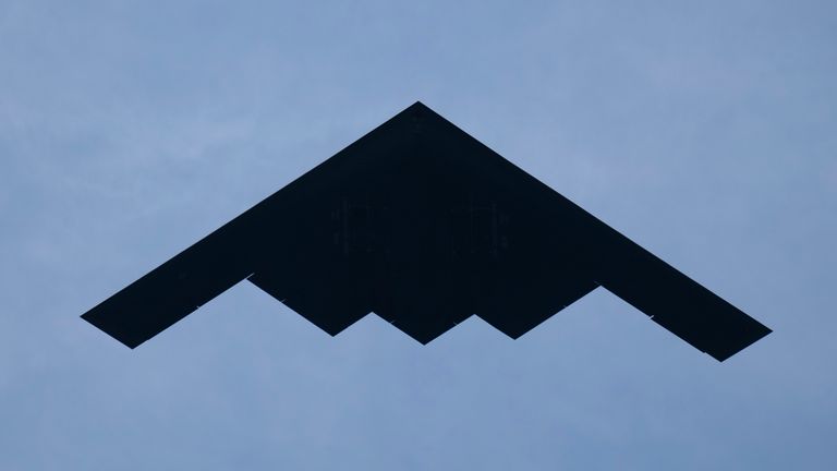 Během oslavy 4. července letí nad Washington DC bombardér B-2. Soubor pic: ap