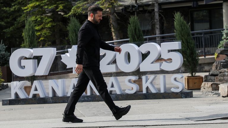 Ukrajinský prezident Volodymyr Zelskyy prochází během summitu vůdců G7.  Pic: Reuters