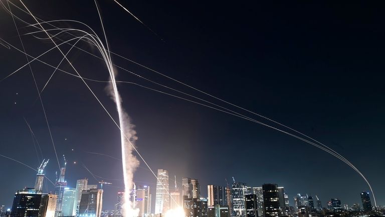 Izraelský systém Iron Dome Air Defense System vystřelí zachycení raket nad Tel Aviv, Izrael, pátek 13. června 2025. (AP Photo/Tomer Neuberg)