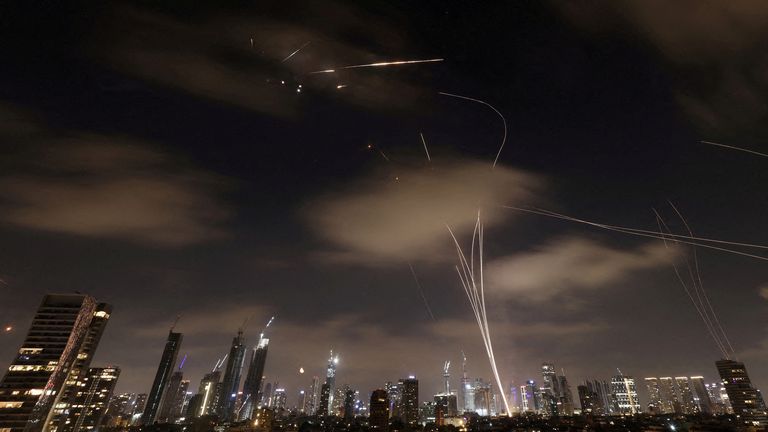 Rakety spuštěné z Íránu jsou zachyceny, jak je vidět z Tel Avivu, Izraele, 18. června 2025.