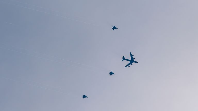 Americký letecký tanker viděl létat nad Anglií, doprovázený Jets F-35. Kredit: Instagram/G.Lockaviation 