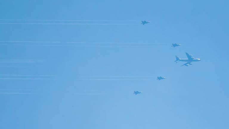 Americký letecký tanker viděl létat nad Anglií, doprovázený Jets F-35. Kredit: Instagram/G.Lockaviation 