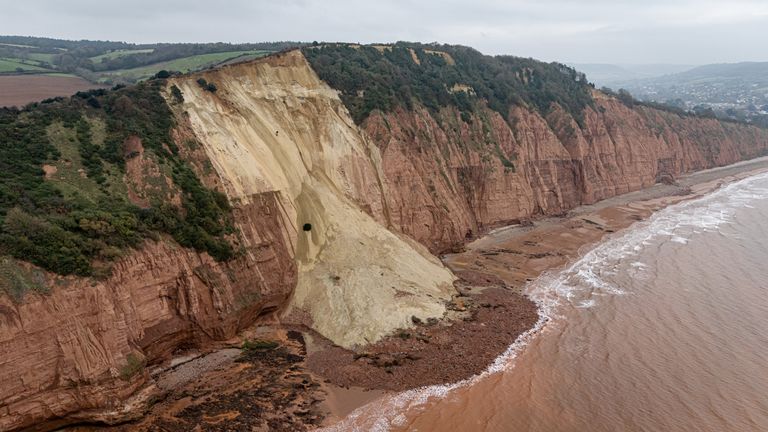 Pobřežní eroze ohrožuje pobřežní nemovitosti ve Velké Británii, včetně vlastností na vrcholu tohoto útesu poblíž Sidmouthu. Pic: Pa