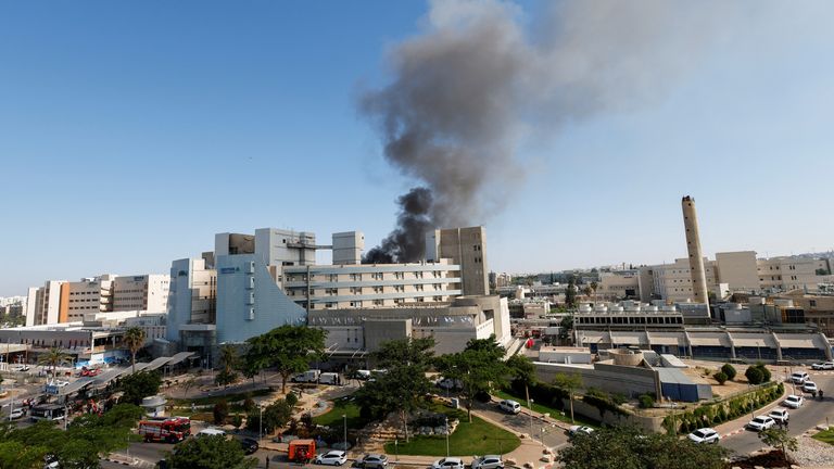 Kouř stoupá z Soroka Medical Center po raketové stávce z Íránu na Izrael v Be'er Sheva.  Pic: Reuters