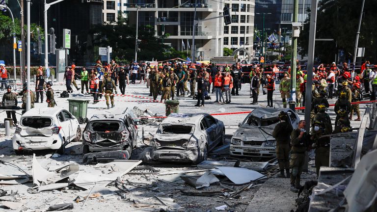 Pohotovostní personální práce v Ramat Gan v Izraeli po íránské raketové stávce. Pic: Reuters/Ammar Awad