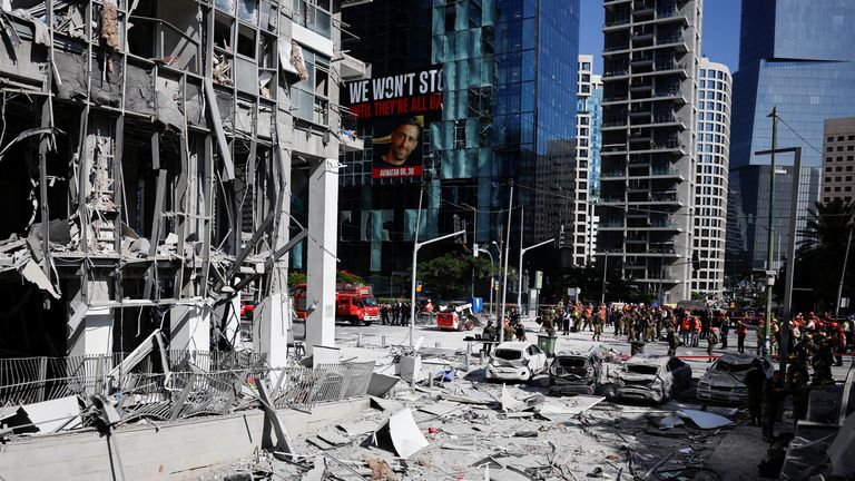 Úlomky lze vidět na ulici v Ramat Gan v Izraeli. Pic: Reuters/Ammar Awad