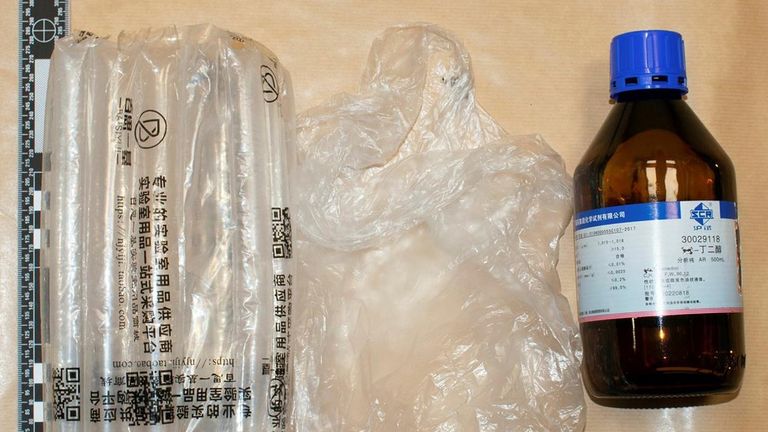 *** Používejte pouze tehdy, pokud je odsouzen za nejméně dvě znásilnění *** Policie našla v bytě Zou láhev butanediolu. Pic: Met Police