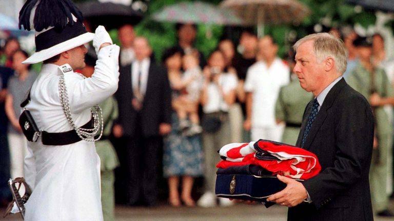 Chris Patten, která byla předložena s vlajkou Unie, když Spojené království předalo Hongkong do Číny v roce 1997. Obrázek: Reuters