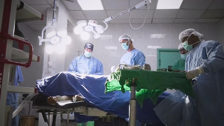 Dr. Tom Potokar předvádí chirurgii v Gaze, natáčel pro Sky Alex Crawford