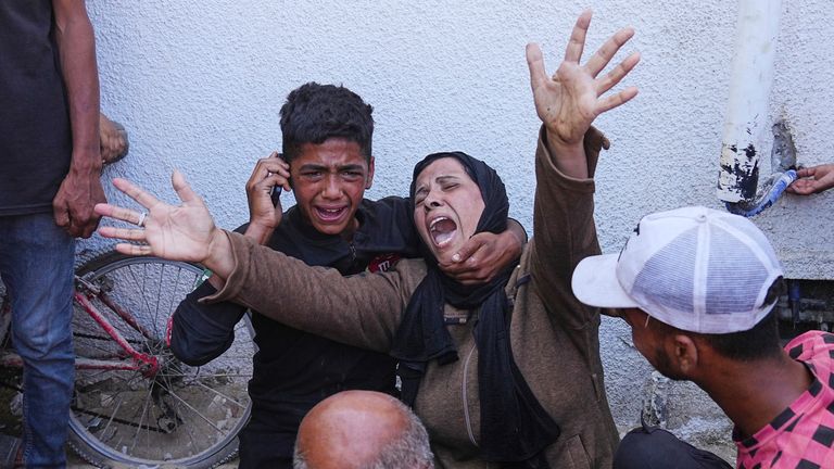 Palestinská žena truchlí nad tělem jejího dítěte zabitého při izraelské vojenské stávce v nemocnici Al Shifa v Gaza City AP 