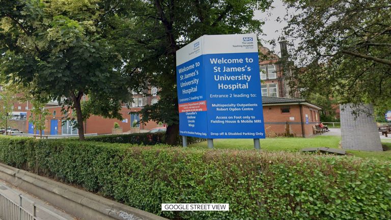 Google Street Pohled na uvítací znamení pro University Hospital v Leedsu