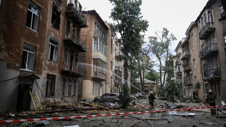 Hasič pracuje na místě ruské stávky dronů, uprostřed ruského útoku na Ukrajinu v Odese na Ukrajině 20. června 2025. Reuters/Nina Li
