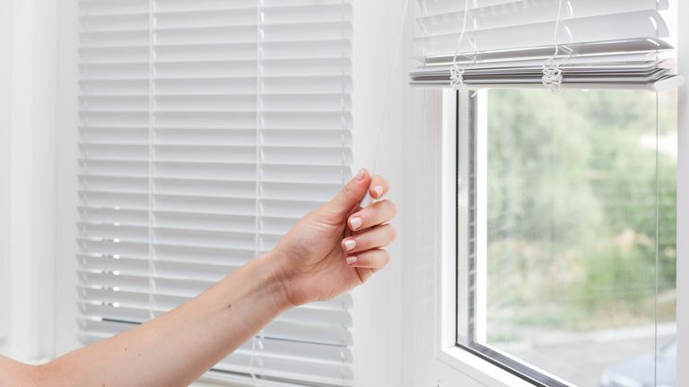 Nastavení bílých žaluzií na výšku Použijte šňůru