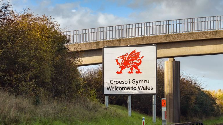 Podepsat na boku M4 přivítací řidiče do Walesu. Soubor pic: iStock