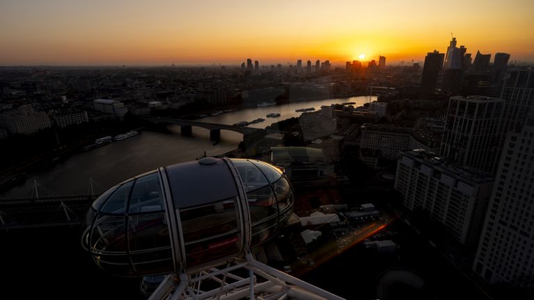 Východ slunce sledoval z London Eye. Pic: Pa