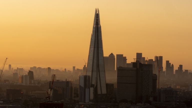 Slunce vychází přes Shard v Londýně. Pic: Pa
