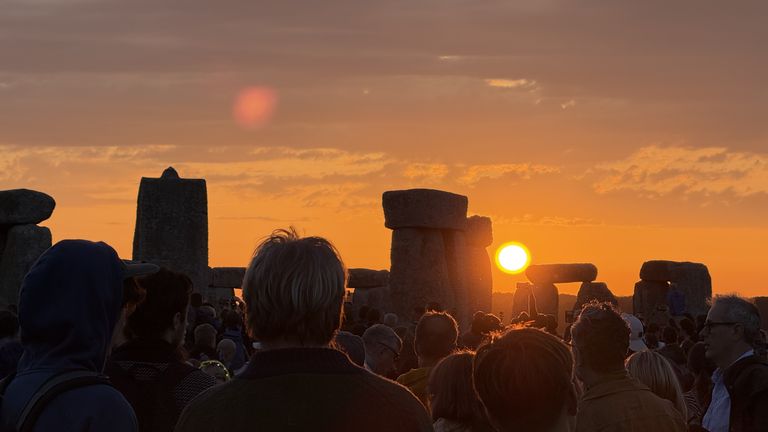 Lidé si prohlíží východ slunce z Stonehenge ve Wiltshire. Pic: Pa