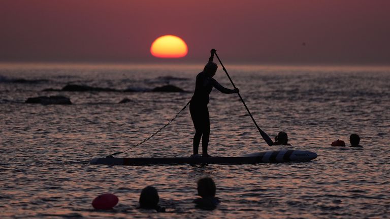Slunce vychází nad Cullercoats Bay na North Tyneside. Pic: Pa