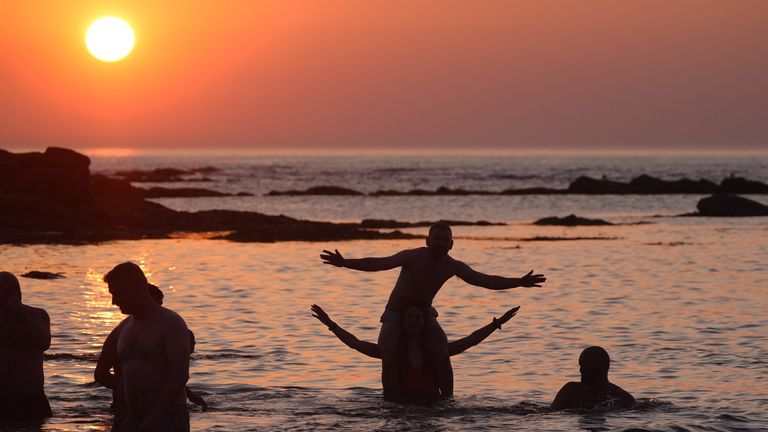 Slunce vychází nad Cullercoats Bay na North Tyneside. Pic: Pa
