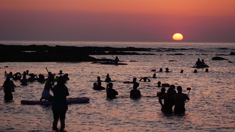 Slunce vychází nad Cullercoats Bay na North Tyneside. Pic: Pa