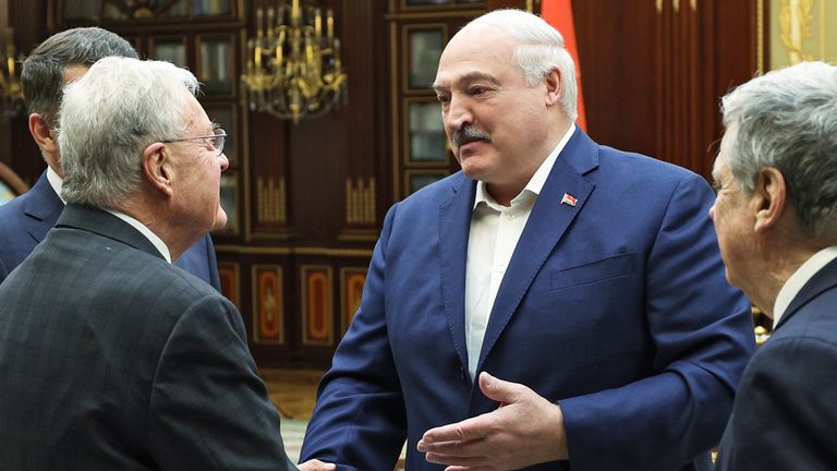Běloruský prezident Alexander Lukashenko pozdraví Trump vyslance Keitha Kellogga v Minsku. Pic: Ap