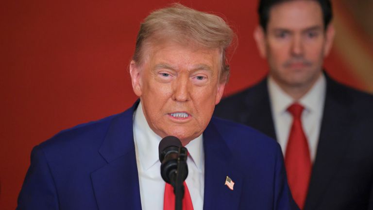 Prezident Donald Trump hovoří z východní místnosti Bílého domu ve Washingtonu v sobotu 21. června 2025 poté, co americká armáda zasáhla tři íránské jaderné a vojenské místa a přímo se připojila k izraelskému úsilí o dekapitaci jaderného programu země, jako tajemník státu Marco Rubio v poslouchání. (Carlos Barria/Pool přes AP)