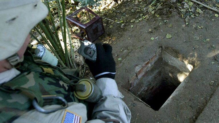 Voják vyfotí 21. prosince 2003 "Spider Hole" kde byl nalezen Saddám Husajn. Pic: Reuters