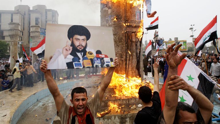 Příznivci Anti-USA Shiite Cleric Muqtada Al-Sadr vypálit podobiznu představující George W Bush v Iráku v roce 2009. Soubor Pic: AP