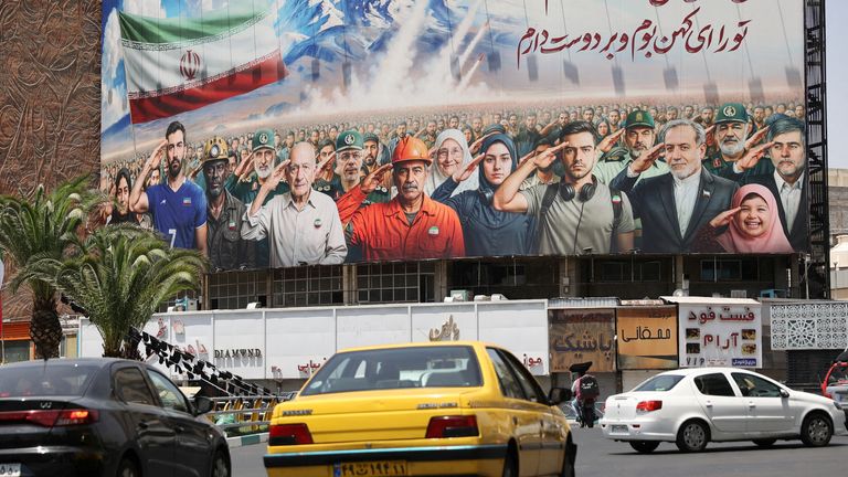 Billboard s ilustrací Íránců podporujících jejich zemi je vidět na ulici v Teheránu. Pic: Reuters