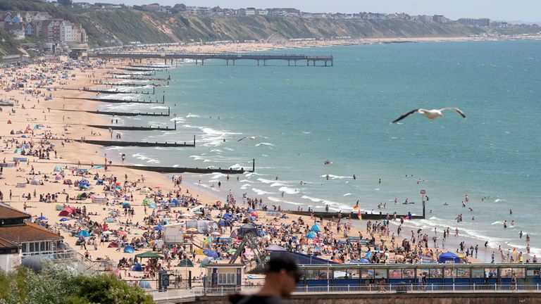 Lidé si v neděli užívají teplé počasí na Bournemouth Beach v Dorsetu. Pic: Pa