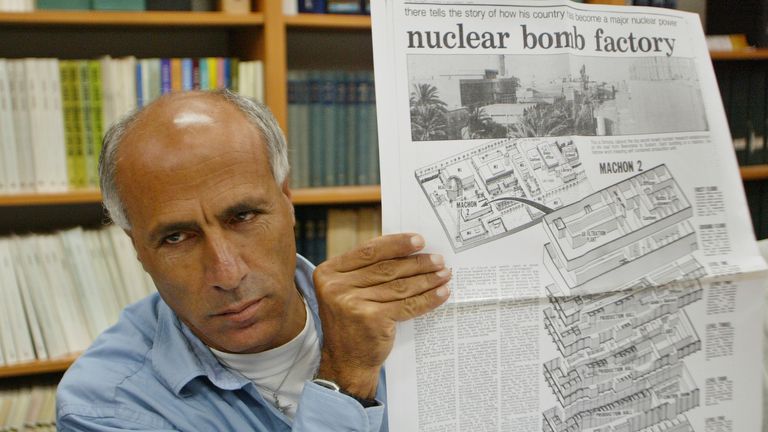 SOUBOR - V této fotografii 3. června 2004 je držitelem jaderného oznamovatele, bývalý jaderný technik Mordechai Vanunu, kopii původních zpráv