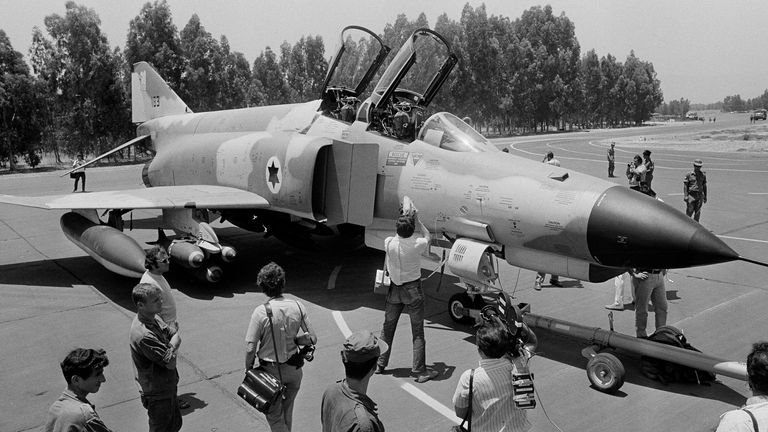 Bombardér Phantom Fighter, Twin Engine, Two Sedačník, používaný izraelským letectvem, viděn na neznámém místě v Izraeli, červen 1970. (AP Photo)