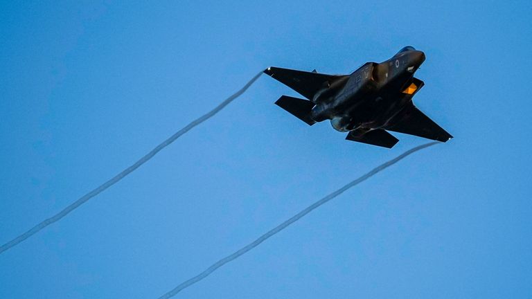 Izraelské letectvo F-35 válečné letadlo letí během promoce pro nové piloty v Hatzerim Air Force Base poblíž jižního izraelského města Beersheba, Izrael, čtvrtek 29. června 2023 (AP Photo/Tsafrir Abayov)