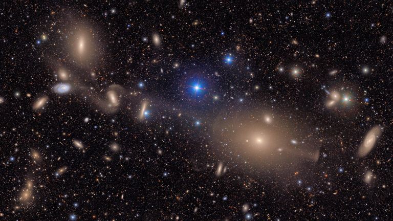 Shluk galaxií včetně spirálových galaxií v obrovském klastru Panny.   PIC: NSF-Doe Vera C. Rubin Observatory