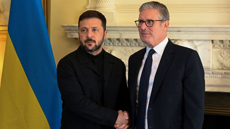 Ukrajinský prezident Volodymyr Zelenskiy třese rukama s britským premiérem Keirem Starmerem na 10 Downing Street v Londýně v Británii červen 