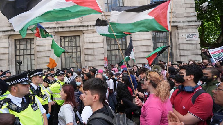 Lidé se účastní demonstrace na podporu palestinské akce, jak se policie dívá. Pic: Pa