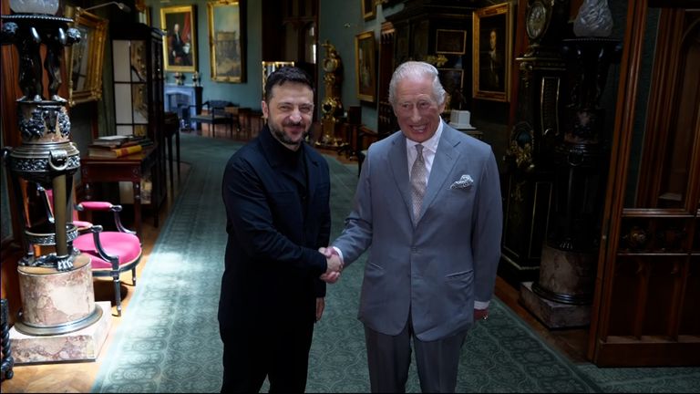 Ukrajinský prezident Volodymyr Zelskyy dorazil na hrad Windsor, aby se obědval schůzce s králem Charlesem.