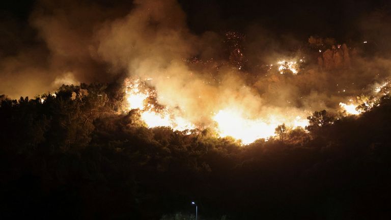 Hasiči se snaží vypořádat s požárem na ostrově Chios v Řecku.  Pic: Reuters