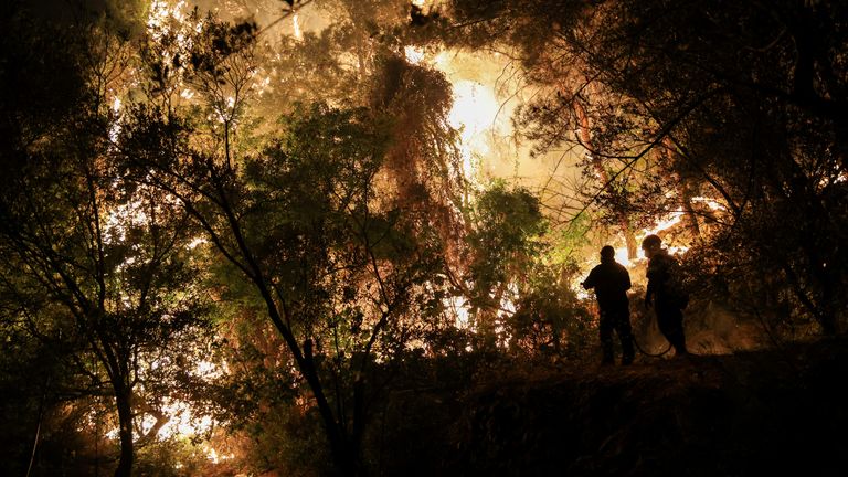 Hasiči se snaží vypořádat s požárem na ostrově Chios v Řecku.  Pic: Reuters