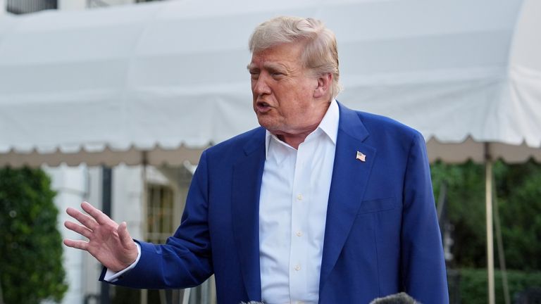 Prezident Donald Trump hovoří s reportéry před nástupem na námořní sílu na jižním trávníku Bílého domu v úterý 24. června 2025 na cestě do Haagu, aby se připojil k světovým vůdcům, kteří se shromáždili v Nizozemsku na dvoudenní summit NATO. (AP Photo/Evan Vucci)