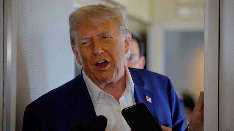 Donald Trump hovoří s reportéry na palubě letectva jeden na cestě na summit NATO v Haagu. Pic: Reuters/Brian Snyder