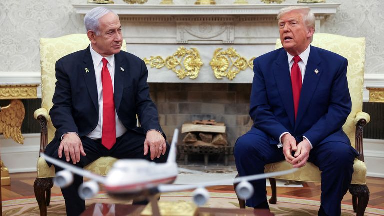   Americký prezident Donald Trump se setkává s izraelským premiérem Benjaminem Netanjahuem v oválné kanceláři v Bílém domě. Pic: Reuters
