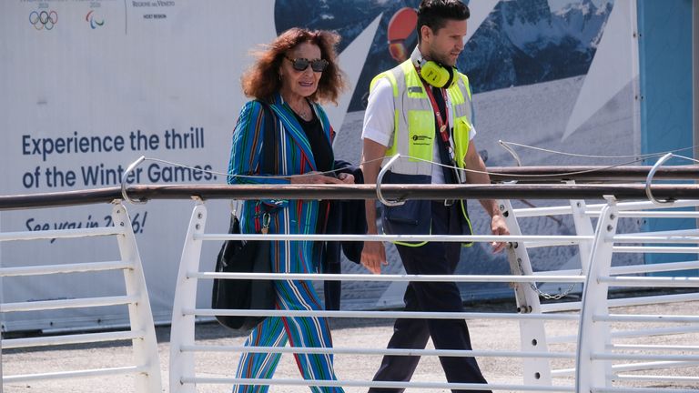 Diane von Furstenberg dorazí na letiště v Benátkách před svatbou zakladatele Amazonu Jeffa Bezose a Lauren Sanchez Pic: Reuters 