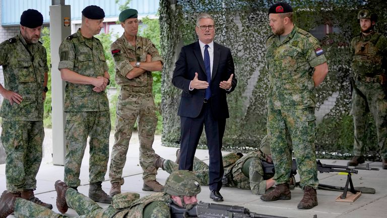 Keir Starmer sleduje demonstraci vojáků, když navštěvuje Nizozemskou mariňářskou výcvikovou základnu.  Pic: Ap