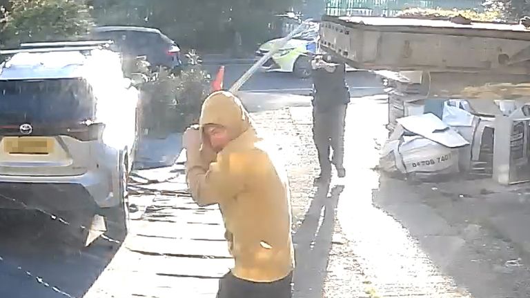   Záběry z letáků z zvonku kamery policistů, kteří se zabývají mužem ovládáním meče v Hainaultu v severovýchodním Londýně, poté, co čtrnáctiletý chlapec zemřel poté, co byl bodnut po útoku na veřejnost a dva policisty. Pic: Pa