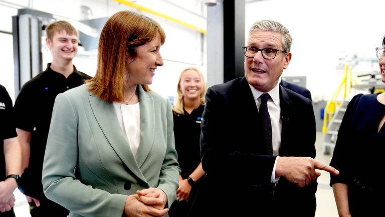 Keir Starmer a Rachel Reeves během návštěvy Horiba Mira v Nuneatonu.  Pic: Pa