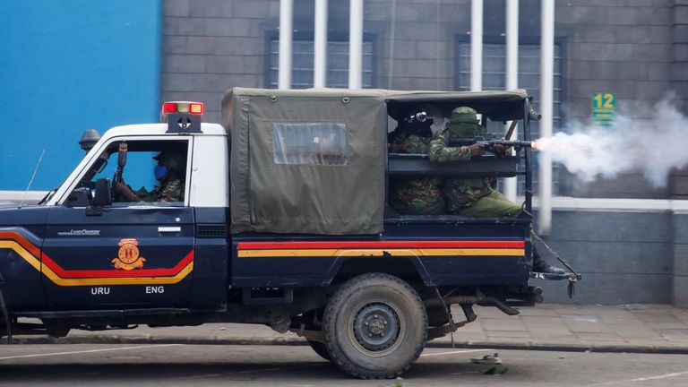 Policejní důstojník Riot Lobs a slza kanystr pro rozptýlení demonstrantů v Nairobi v Keni 25. června 2025. Reuters/Donwilson odhiambo