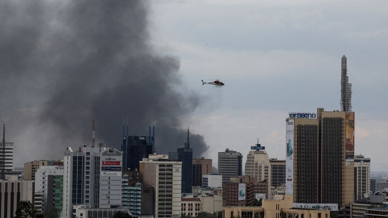 Vrtulník letí, když kouř stoupá v Nairobi, v den demonstrace Keňa 25. června 2025. Reuters